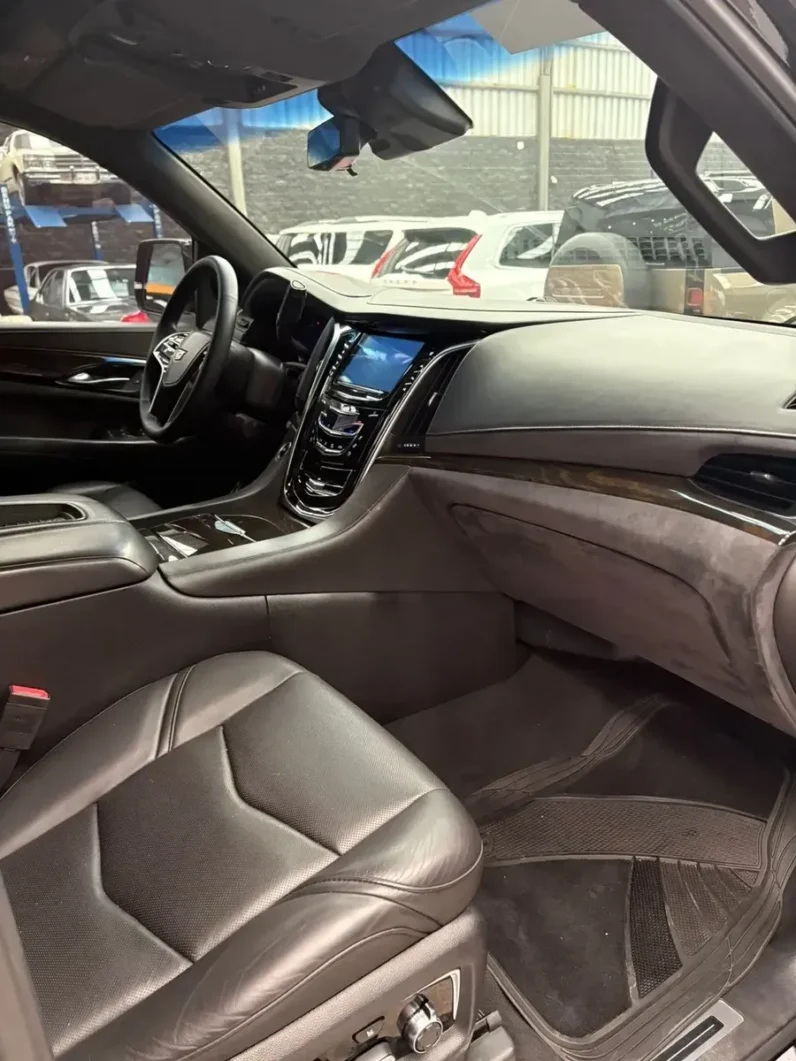 Cadillac Escalade 2018 62 Platinum 4×4 AT