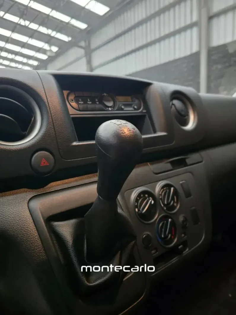 Nissan Urvan 2024 25 Panel Amplia Aa MT