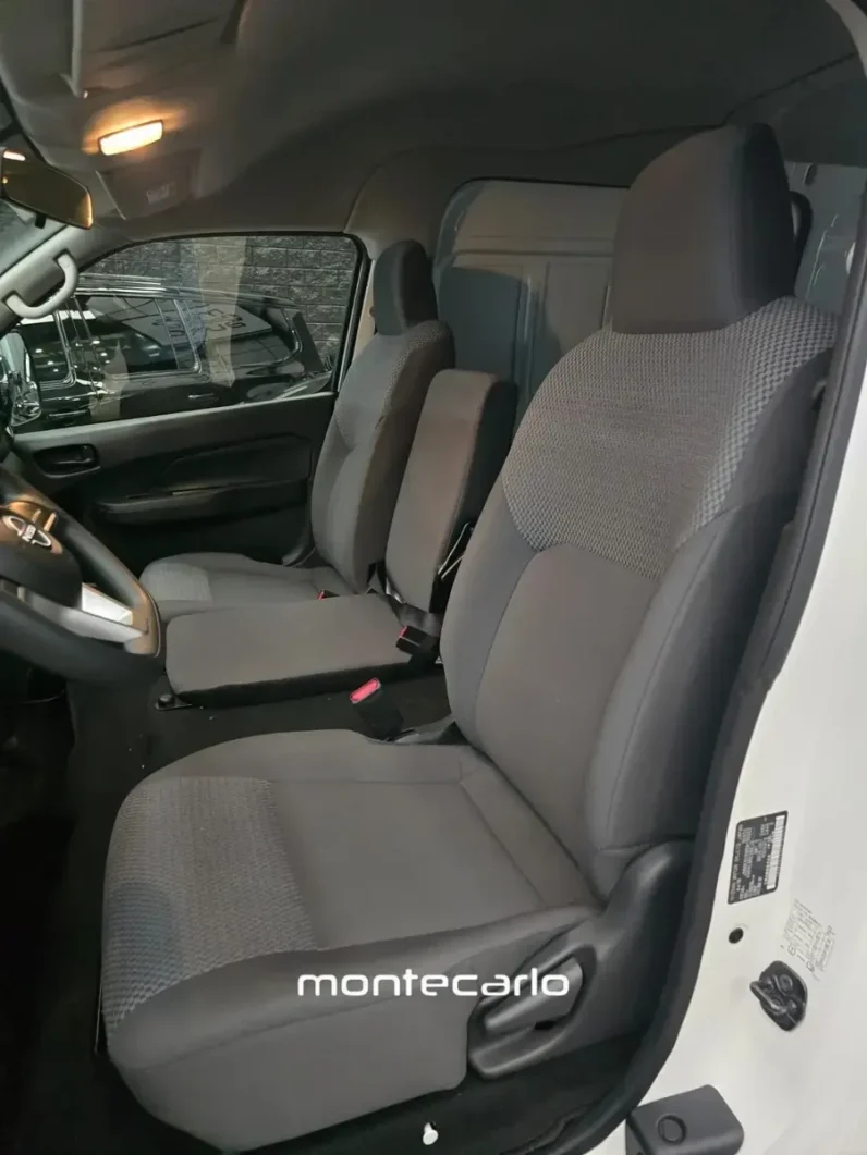 Nissan Urvan 2024 25 Panel Amplia Aa MT