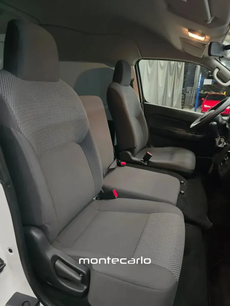 Nissan Urvan 2024 25 Panel Amplia Aa MT
